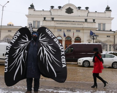 Активисти излязоха на протест пред Народното събрание