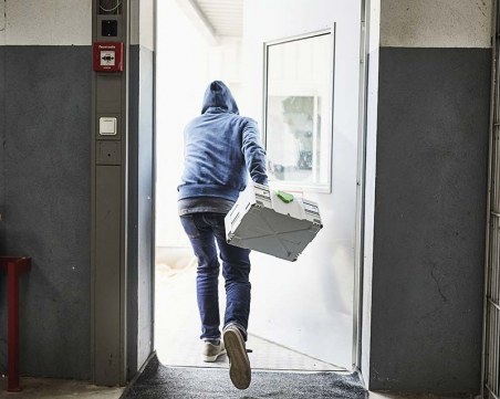 Двама апаши задигнаха злато и 10 бона в Пазарджишко