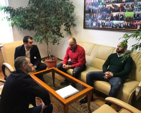 Феновете на Локо се срещнаха със спортния министър