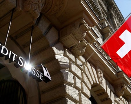 Шеф на швейцарска банка напусна със скандал