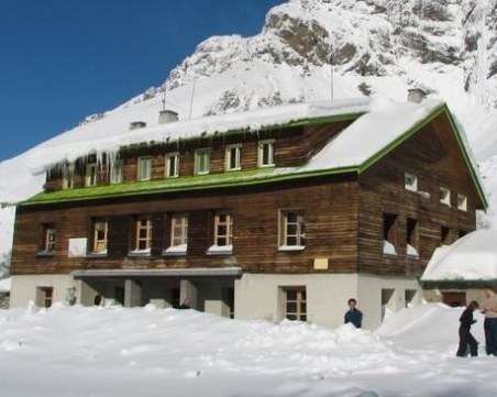 Включват и кучета в издирването на баща и син под връх Ботев