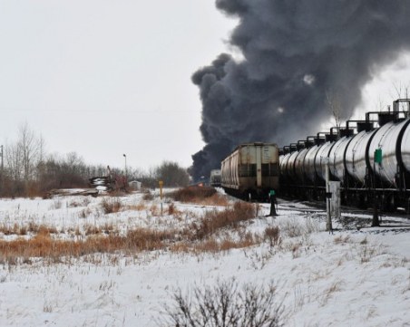 Влак, пълен с петрол, се запали в Канада