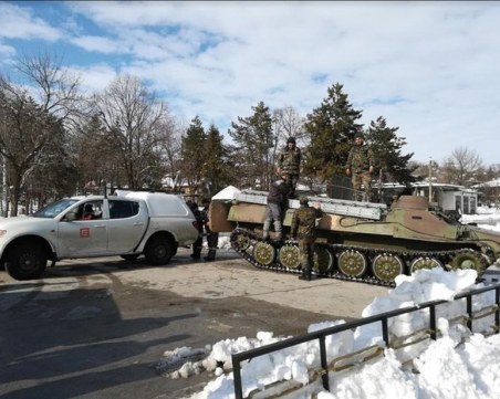 Военни помогнаха за изтеглянето на заседнали в снега коли