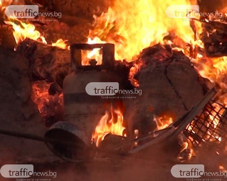 Взрив и пожар в Калофер, пожарни със сирени са на мястото!