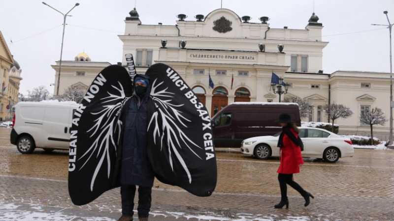 Активисти излязоха на протест пред Народното събрание
