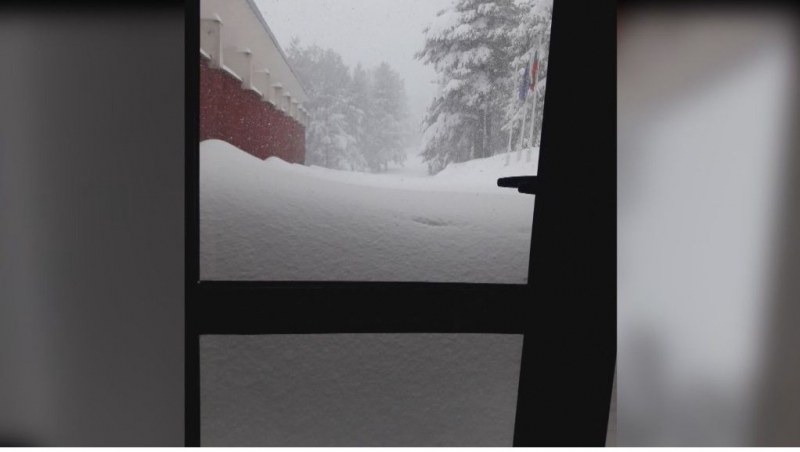15 души още са блокирани от снега на Върховръх