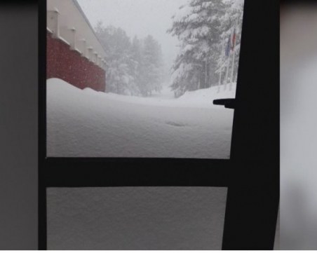 15 души още са блокирани от снега на Върховръх