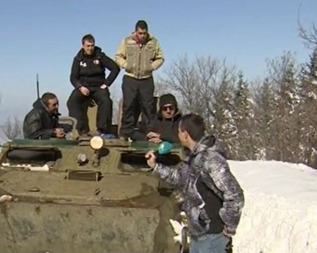 БТР извади две семейства с малки деца, бедстващи от няколко дни на Върховръх