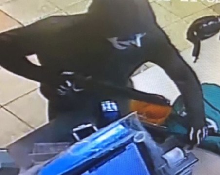 Маскиран нахлу с нож в магазин в спа курорта Велинград, арестуваха го