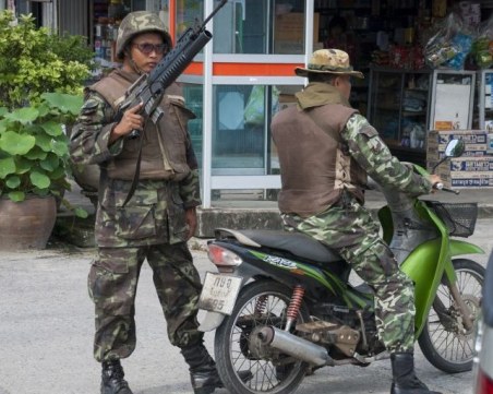Войник изпадна в амок и уби 12 души в Тайланд