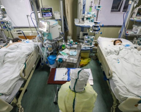 Жертвите на коронавируса само в Китай вече са над 700