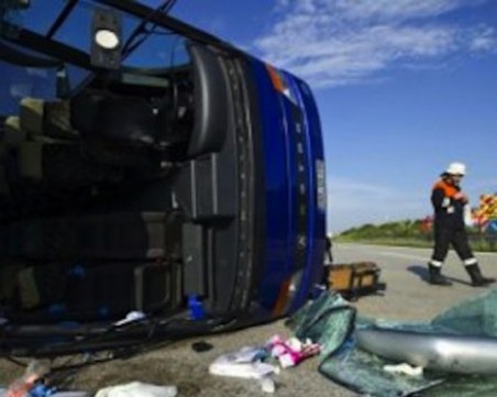 Пълен с деца автобус се обърна в Чехия