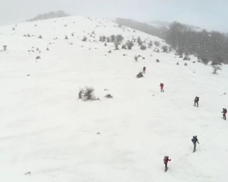 Верижна техника пробива снега пред спасителите над Калофер