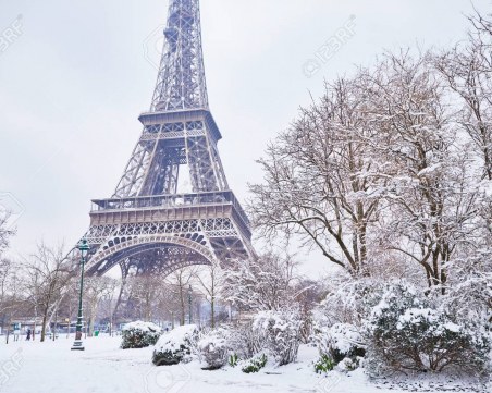 Затвориха Айфеловата кула заради силна буря