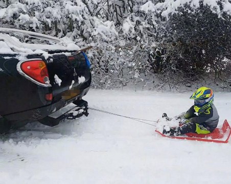 Мъж тегли с кола шейна с дете! Чака го солидна глоба