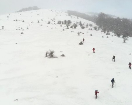 Правят заслони по маршрута до връх Ботев