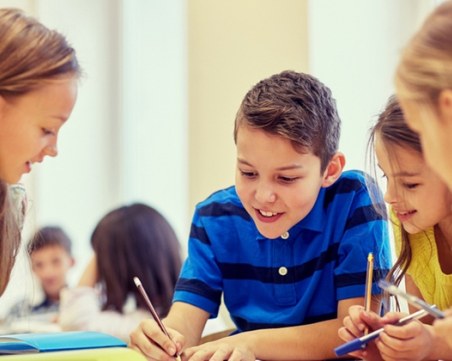 Родител: Карат детето ми да рисува полови органи в учебен час