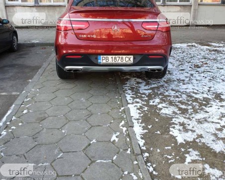 За едно кафе: Шофьорка превзе градинка пред поликлиника в Пловдив