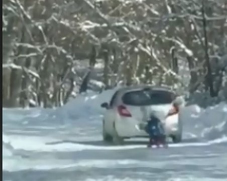 3 бона глоба за бащата, теглил сина си с кола