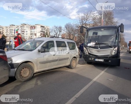 Две коли и автобус се нанизаха на един от изходите на Пловдив