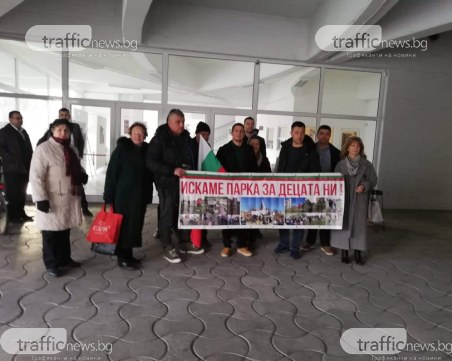 Протестиращи посрещнаха общинските съветници в Пловдив