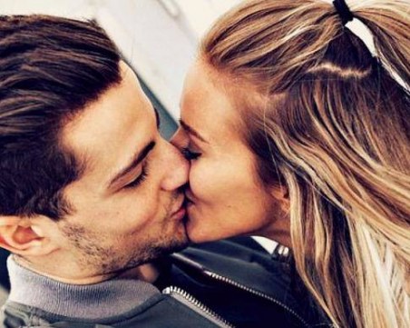 Раздават театрални билети срещу целувка в столичен театър