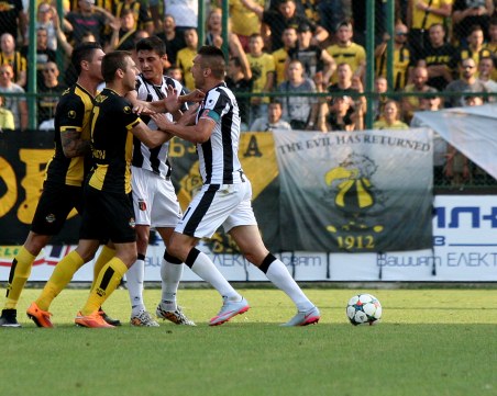 Разграбиха билетите за дербито Ботев - Локо