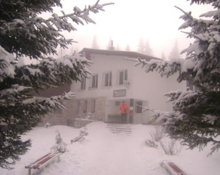 Ураганен вятър затвори пътя към хижа 