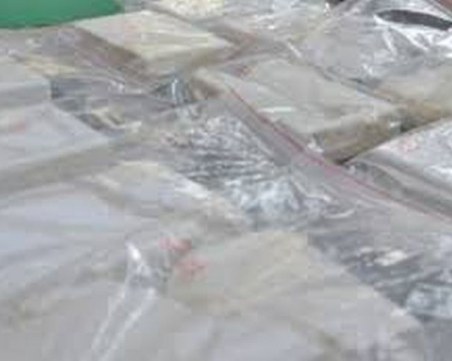 Двама от задържаните за кокаина в кашони от цитруси в София остават в ареста