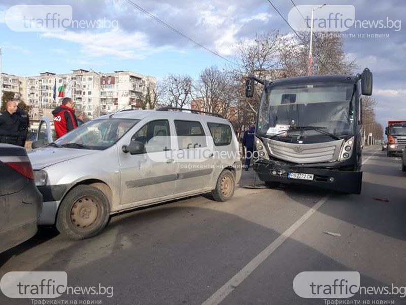 Две коли и автобус се нанизаха на един от изходите на Пловдив