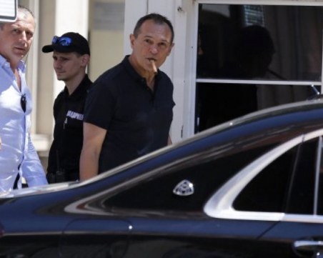 НАП удари фирмите на Васил Божков