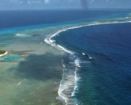 Спасиха трима души и едно дете след един месец плаване в Тихия океан