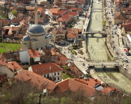 Заплатите на премиера и министрите в Косово - наполовина