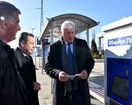 Кметът се качи на автобус с безкондукторно таксуване, уцели такъв с работеща система