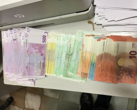Митничари откриха скрити над 400 бона в дамска чанта на границата с Турция