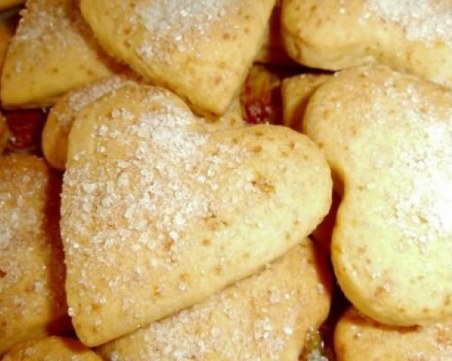 Младежи от Асеновград изненадват с курабийки-сърца, помагат и на малкия Дани