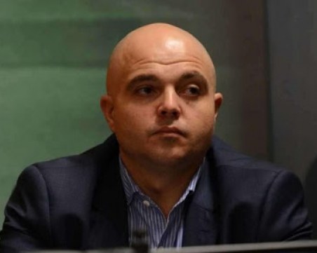 Обирджията на банката в София дължал много пари