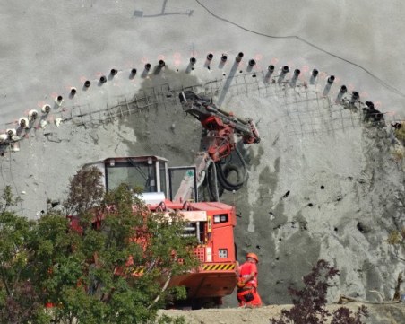 Скална маса се свлече и затрупа работник в тунел 