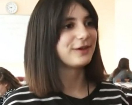 Тийнейджърка от Ямбол върна портфейл с голяма сума пари