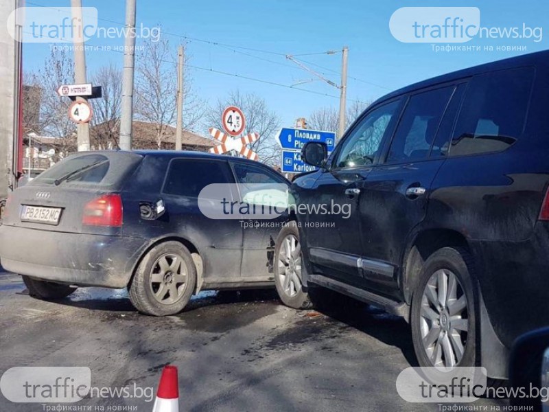 Два автомобила се помляха на един от изходите на Пловдив