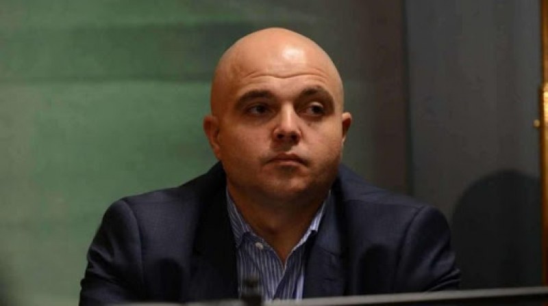Обирджията на банката в София дължал много пари