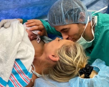 Енрике и Анна пуснаха мила снимка, минути след раждането на третото им дете