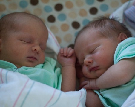 Три двойки близнаци се родиха на Свети Валентин в болница в Пловдив