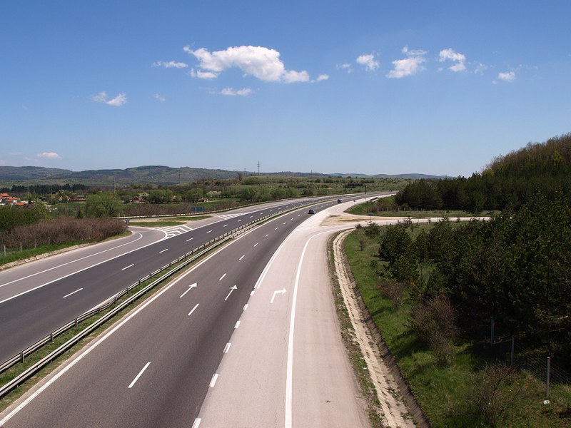 Аварирал ТИР наложи ограничения на магистрала 