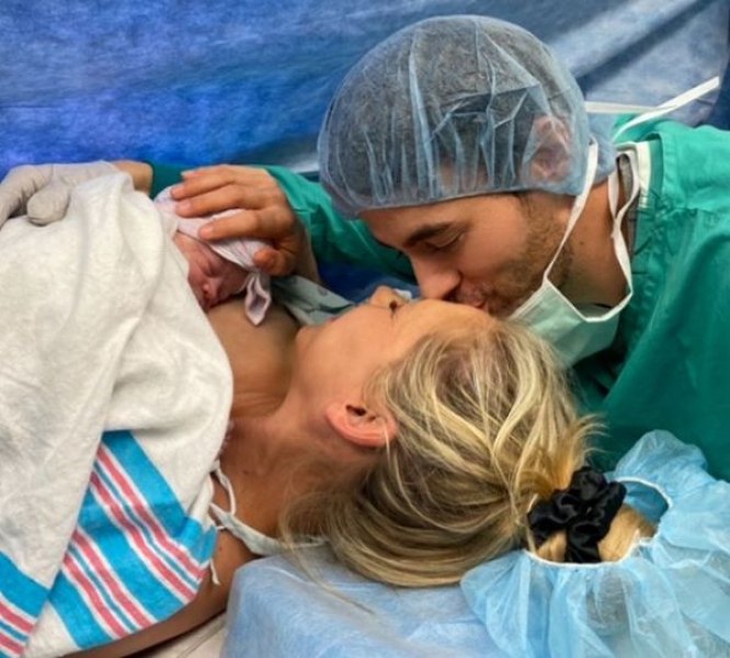 Енрике и Анна пуснаха мила снимка, минути след раждането на третото им дете
