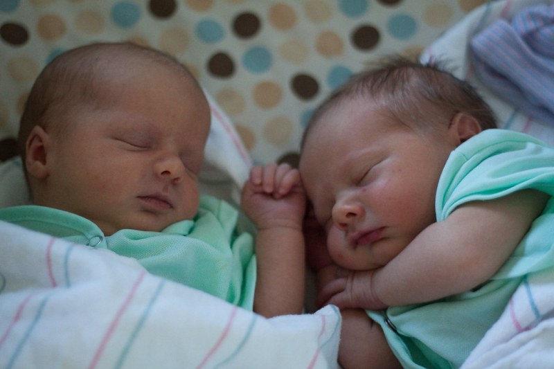Три двойки близнаци се родиха на Свети Валентин в болница в Пловдив