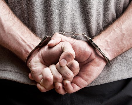 Двама откраднаха бельо и маратонки от хипермаркет в Пещера