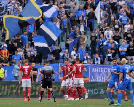 Левски и ЦСКА 0:0, почетоха Тоско, двама изгонени, Райнов в болница