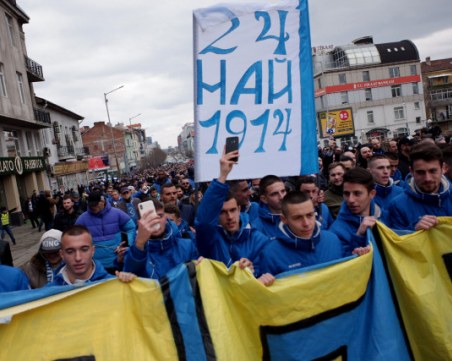 Мащабно шестиве на Левски! Хиляди фенове напълниха улиците на София