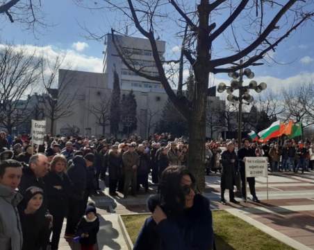 Над 200 души защитиха кмета на Благоевград